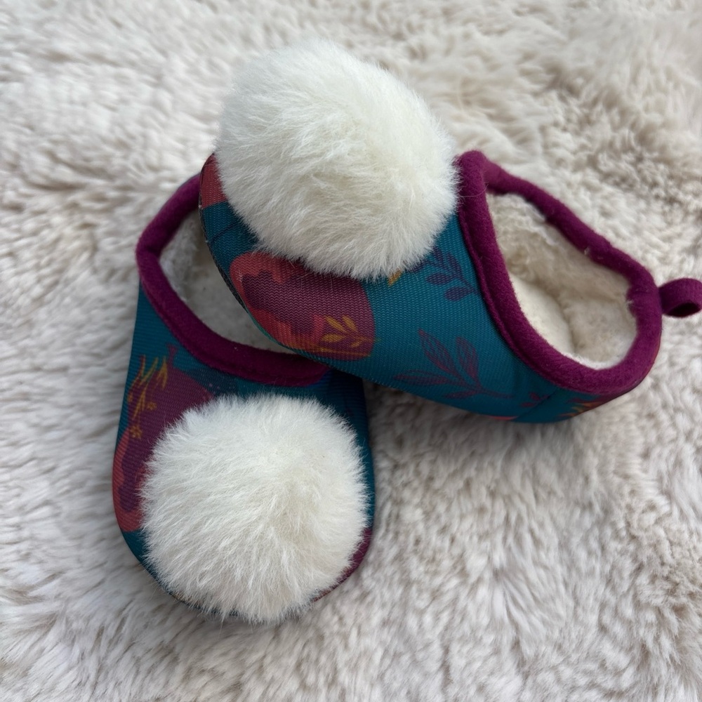 Disney Girls Tinkerbell Size 5 Comfortable Fuzzy Shoes